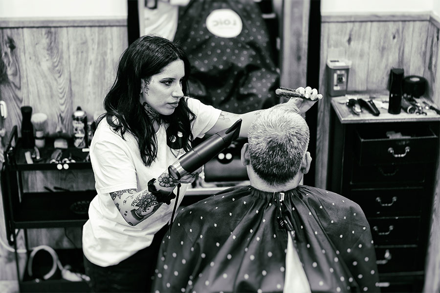 Trabajadora en Loïc Hair Studio en Zaragoza